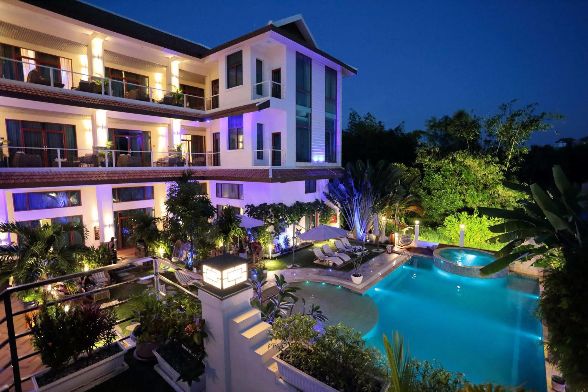 Deluxx Boutique Hotel Sihanoukville Exterior photo